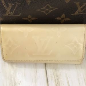 VINTAGE Louis Vuitton Vernis Ivory 4 KeyHolder